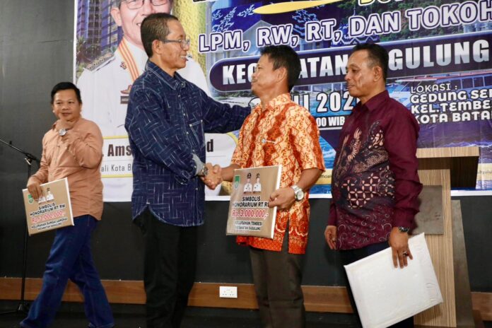 Wali Kota Batam Amsakar Achmad menyerahkan berkas insentif secara simbolis kepada perwakilan RT, RW, dan LPM Kecamatan Sagulung di SP Plaza. Wali Kota Batam Amsakar Achmad menyerahkan berkas insentif secara simbolis kepada perwakilan RT, RW, dan LPM Kecamatan Sagulung di SP Plaza.