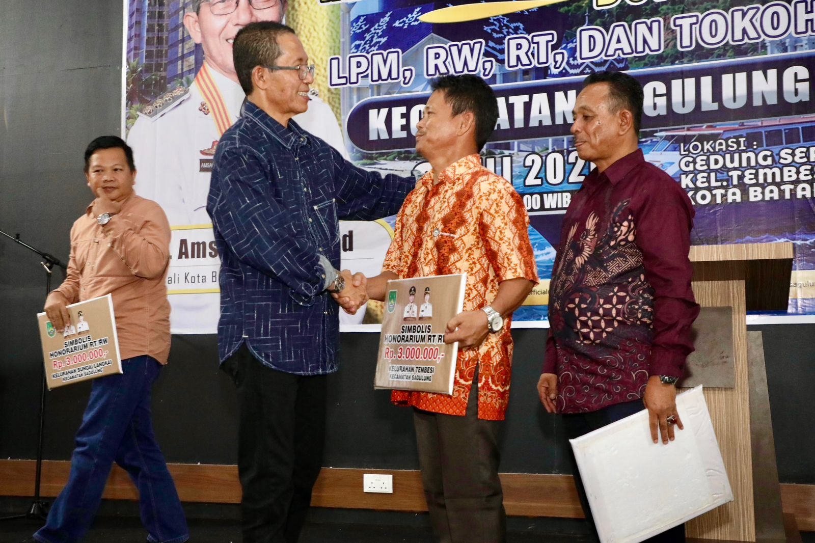 Wali Kota Batam Amsakar Achmad menyerahkan berkas insentif secara simbolis kepada perwakilan RT, RW, dan LPM Kecamatan Sagulung di SP Plaza.