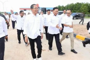 Wali Kota Batam Amsakar Achmad dan Wamen Kelautan Perikanan dalam peluncuran SiTaskin Pesisir di Sembulang.