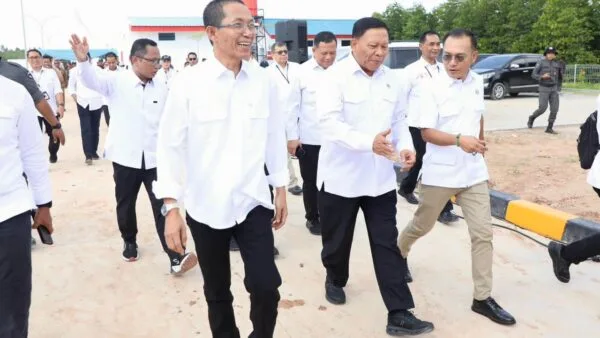 Wali Kota Batam Amsakar Achmad dan Wamen Kelautan Perikanan dalam peluncuran SiTaskin Pesisir di Sembulang.