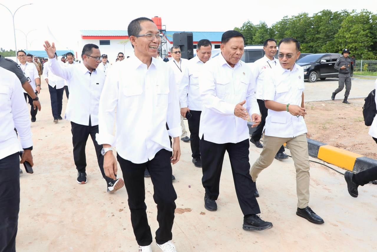 Wali Kota Batam Amsakar Achmad dan Wamen Kelautan Perikanan dalam peluncuran SiTaskin Pesisir di Sembulang.