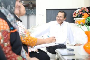Wali Kota Batam Amsakar Achmad menerima kunjungan petugas Sensus Ekonomi di kediamannya.