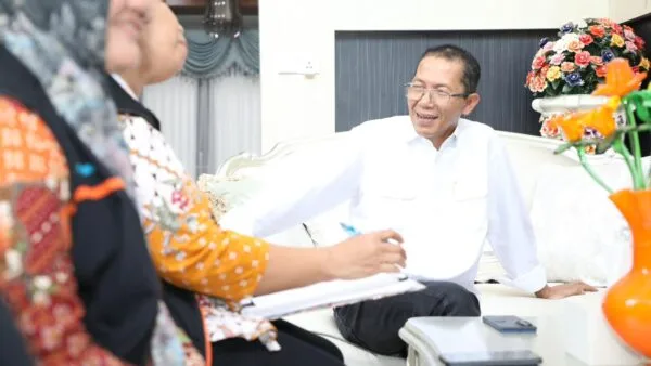 Wali Kota Batam Amsakar Achmad menerima kunjungan petugas Sensus Ekonomi di kediamannya.