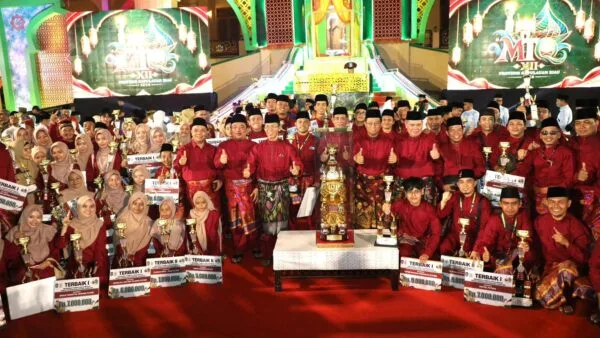Wali Kota Batam Amsakar Achmad menerima piala bergilir Juara Umum MTQ XII Kepri di Tanjungpinang.