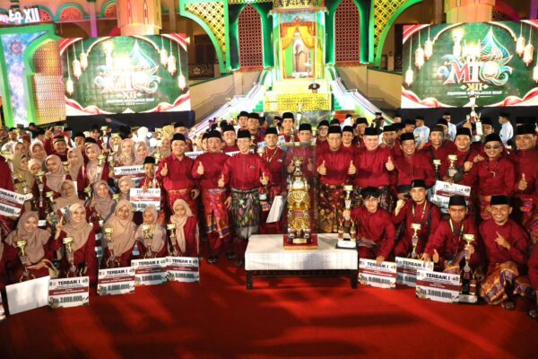 Wali Kota Batam Amsakar Achmad menerima piala bergilir Juara Umum MTQ XII Kepri di Tanjungpinang.