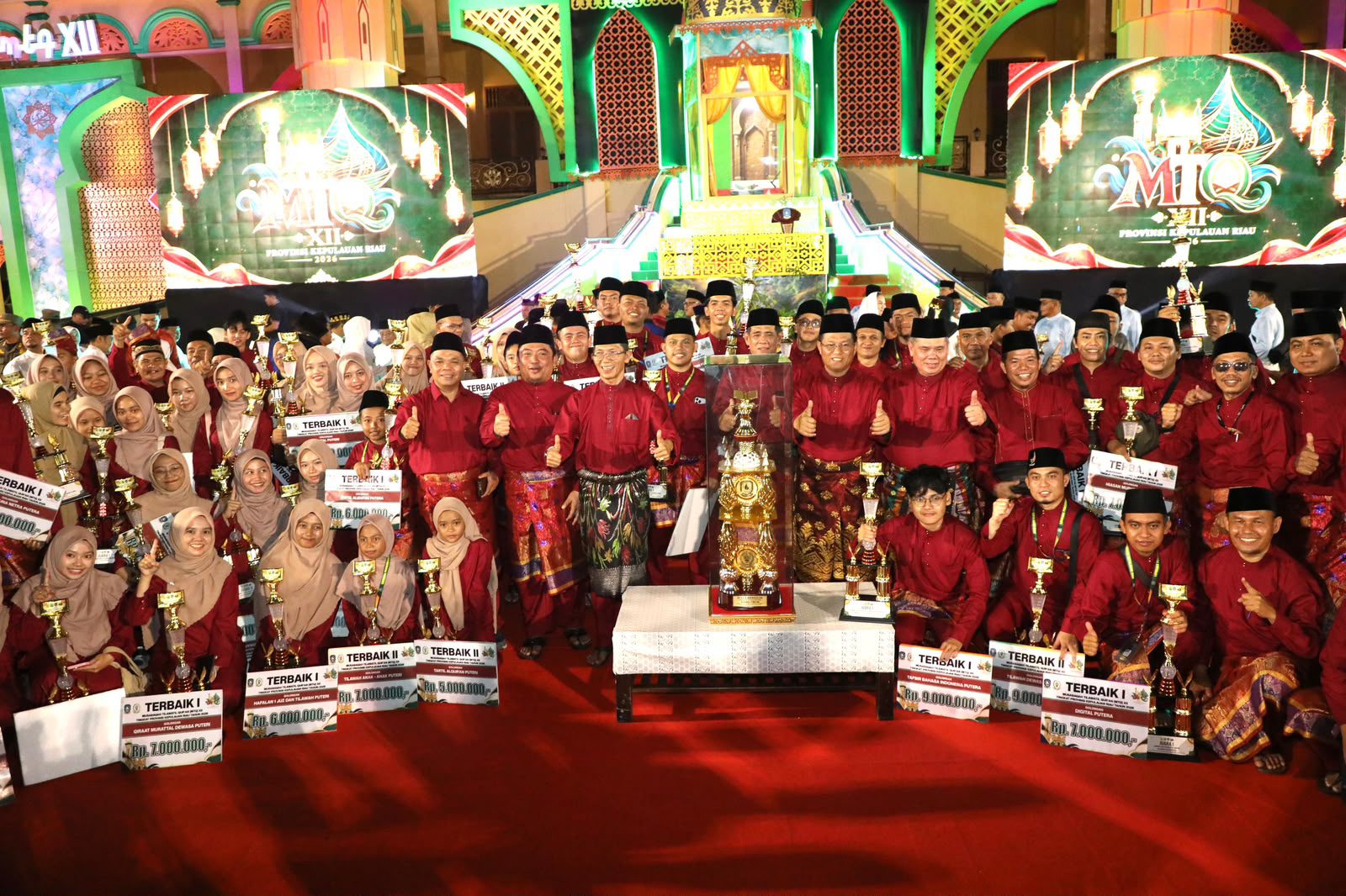 Wali Kota Batam Amsakar Achmad menerima piala bergilir Juara Umum MTQ XII Kepri di Tanjungpinang.