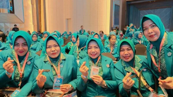Ilustrasi logo TP-PKK Kota Batam dengan latar belakang piagam penghargaan prestasi tingkat nasional.