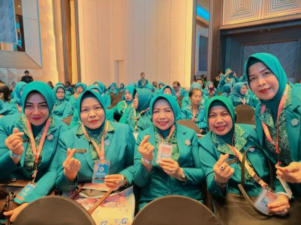 Ilustrasi logo TP-PKK Kota Batam dengan latar belakang piagam penghargaan prestasi tingkat nasional.