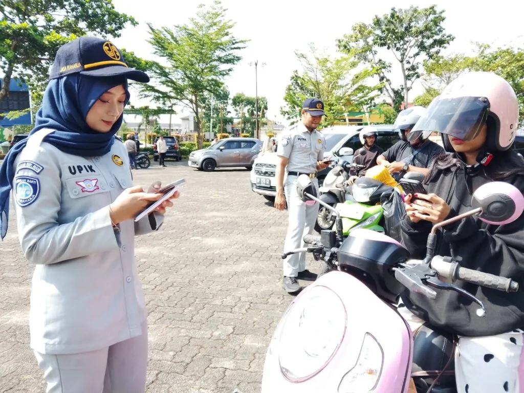 Petugas gabungan Samsat Tanjungpinang, Satlantas, dan Jasa Raharja memberikan edukasi kepada pengendara di jalan raya.