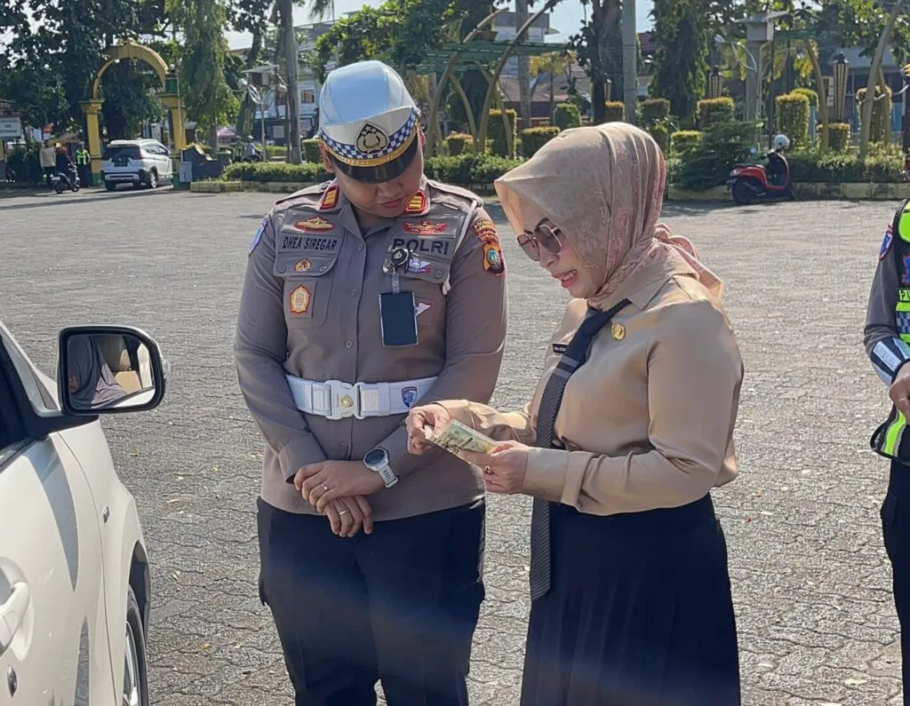 Petugas gabungan Samsat Tanjungpinang, Satlantas, dan Jasa Raharja memberikan edukasi kepada pengendara di jalan raya.