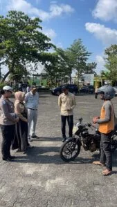 Petugas gabungan Samsat Tanjungpinang, Satlantas, dan Jasa Raharja memberikan edukasi kepada pengendara di jalan raya.