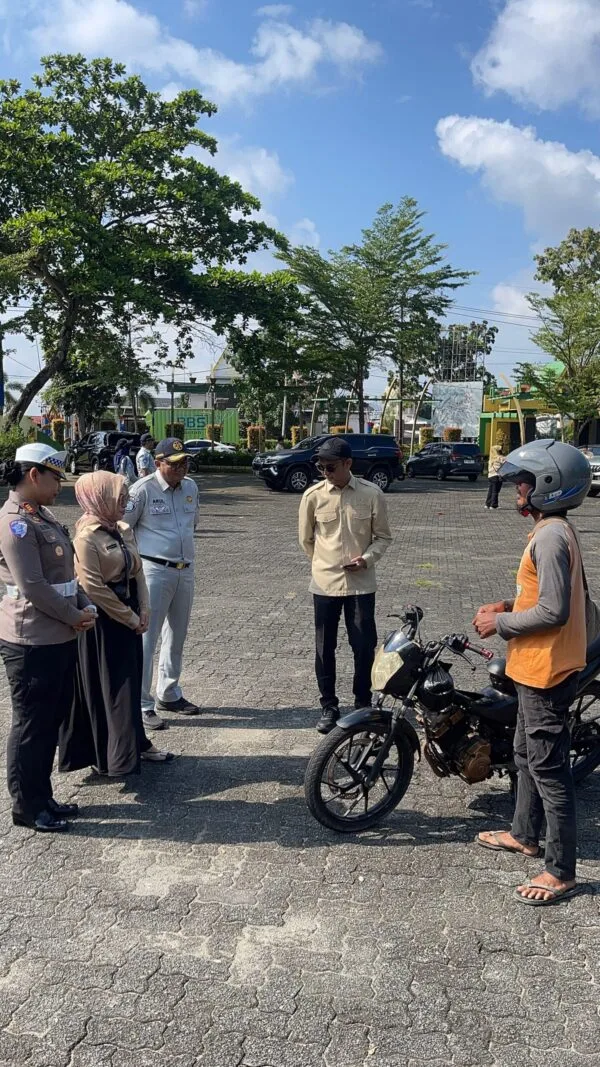 Petugas gabungan Samsat Tanjungpinang, Satlantas, dan Jasa Raharja memberikan edukasi kepada pengendara di jalan raya.