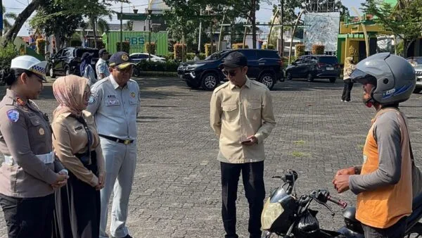 Petugas gabungan Samsat Tanjungpinang, Satlantas, dan Jasa Raharja memberikan edukasi kepada pengendara di jalan raya.