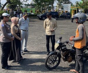 Petugas gabungan Samsat Tanjungpinang, Satlantas, dan Jasa Raharja memberikan edukasi kepada pengendara di jalan raya.