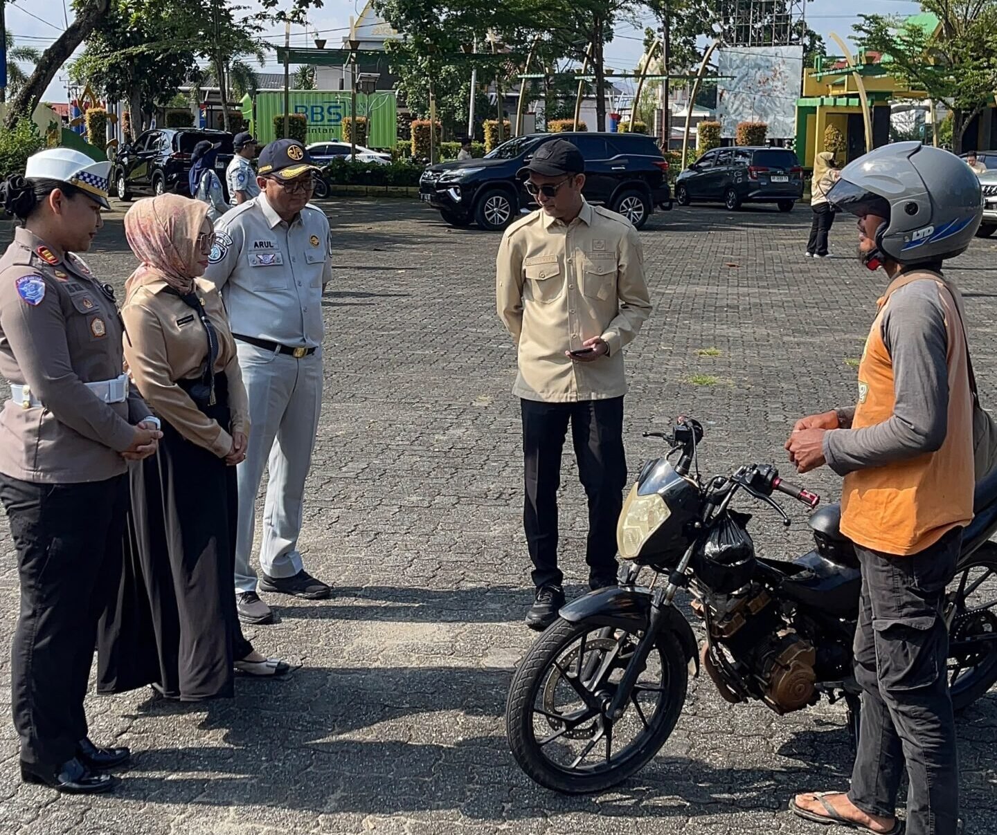 Petugas gabungan Samsat Tanjungpinang, Satlantas, dan Jasa Raharja memberikan edukasi kepada pengendara di jalan raya.
