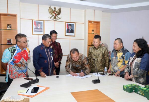 ekda Batam Firmansyah menyaksikan penandatanganan dokumen PKS pemanfaatan aset Dendang Melayu di Kantor Wali Kota.