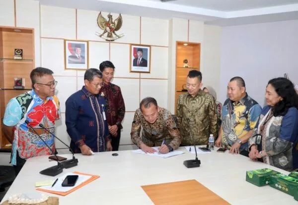 ekda Batam Firmansyah menyaksikan penandatanganan dokumen PKS pemanfaatan aset Dendang Melayu di Kantor Wali Kota.