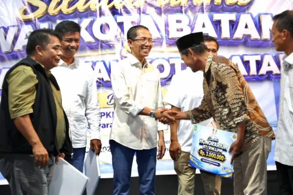 Wali Kota Batam Amsakar Achmad saat bersilaturahmi dengan perangkat RT, RW, dan LPM se-Kecamatan Nongsa.