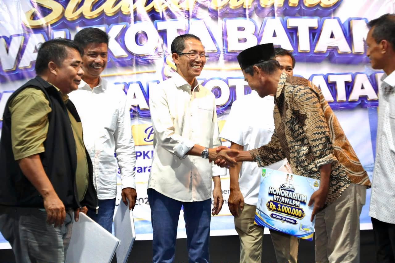 Wali Kota Batam Amsakar Achmad saat bersilaturahmi dengan perangkat RT, RW, dan LPM se-Kecamatan Nongsa.