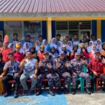 Personel Babinpotmar Posal Memperuk saat memberikan penyuluhan bahaya narkoba kepada pelajar SMPN 3 Munjan Anambas