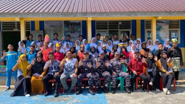 Personel Babinpotmar Posal Memperuk saat memberikan penyuluhan bahaya narkoba kepada pelajar SMPN 3 Munjan Anambas