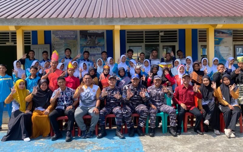 Personel Babinpotmar Posal Memperuk saat memberikan penyuluhan bahaya narkoba kepada pelajar SMPN 3 Munjan Anambas