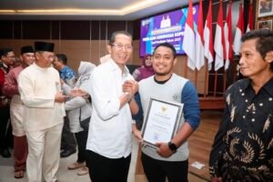 Wali Kota Batam Amsakar Achmad saat menyaksikan penandatanganan PKS dengan PT Bank Sumut.