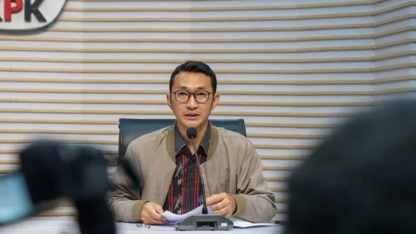 Juru Bicara KPK Budi Prasetyo memberikan keterangan pers mengenai tata cara pengendalian gratifikasi.