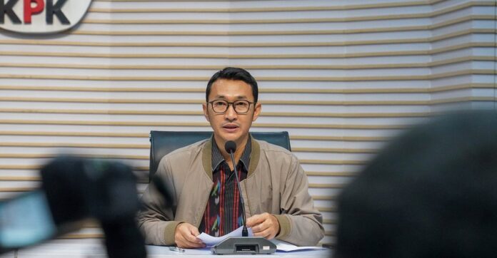 Juru Bicara KPK Budi Prasetyo memberikan keterangan pers mengenai tata cara pengendalian gratifikasi. Juru Bicara KPK Budi Prasetyo memberikan keterangan pers mengenai tata cara pengendalian gratifikasi.