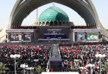 Teheran Merah! Jutaan Warga Iran Hadiri Pemakaman Khamenei, Seruan Balas Dendam Bergema Tanggapi Serangan AS-Israel Jutaan warga Iran berkumpul mengibarkan bendera merah dalam prosesi salat jenazah Pemimpin Tertinggi Ali Khamenei di Teheran.