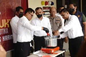 Hasil Tangkapan di Hotel, Polres Karimun Blender Ratusan Gram Sabu Milik Tersangka RN