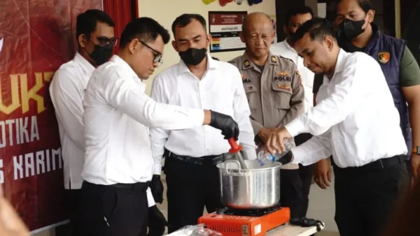 KBO Resnarkoba Polres Karimun IPTU Jackson Marpaung bersama perwakilan instansi hukum saat memusnahkan barang bukti sabu ke dalam blender.