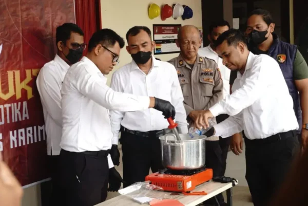 KBO Resnarkoba Polres Karimun IPTU Jackson Marpaung bersama perwakilan instansi hukum saat memusnahkan barang bukti sabu ke dalam blender.