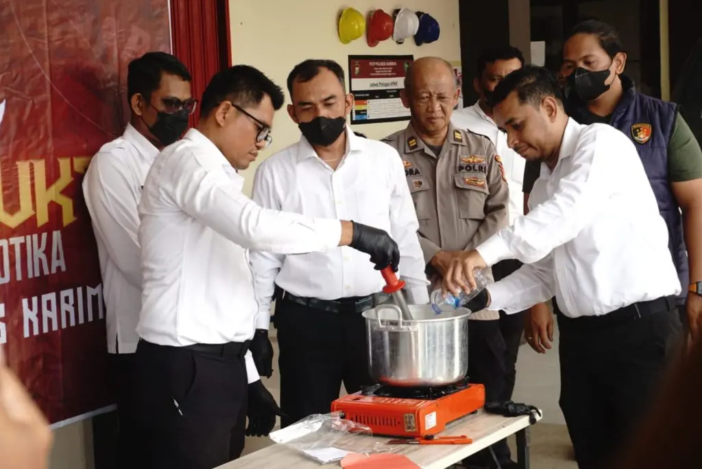KBO Resnarkoba Polres Karimun IPTU Jackson Marpaung bersama perwakilan instansi hukum saat memusnahkan barang bukti sabu ke dalam blender.