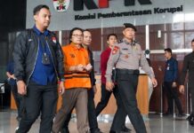 KPK Tahan Eks Sekjen MPR RI Terkait Kasus Gratifikasi Rp30 Miliar Tersangka korupsi MC mengenakan rompi tahanan orange KPK dengan kawalan petugas di Gedung Merah Putih Jakarta.