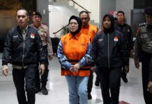 Kasus ‘Setoran Rutin’ Pemkab Sukoharjo, Bupati dan Dua Pejabat Resmi Ditahan KPK Tiga tersangka kasus dugaan korupsi Pemkab Sukoharjo mengenakan rompi oranye tahanan KPK saat konferensi pers di Gedung Merah Putih.