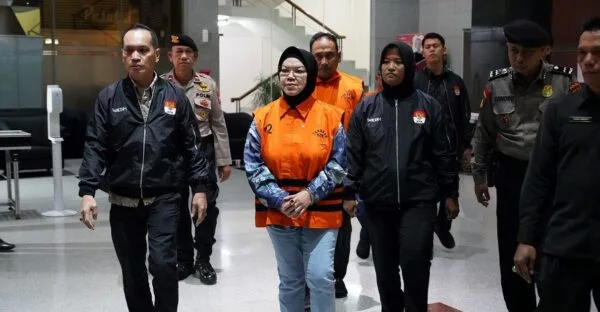 Tiga tersangka kasus dugaan korupsi Pemkab Sukoharjo mengenakan rompi oranye tahanan KPK saat konferensi pers di Gedung Merah Putih.