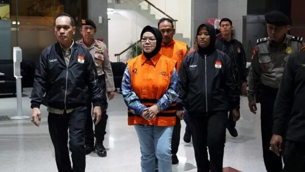 Tiga tersangka kasus dugaan korupsi Pemkab Sukoharjo mengenakan rompi oranye tahanan KPK saat konferensi pers di Gedung Merah Putih.