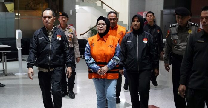 KPK-Tangkap-Tangan-Tersangka-Dugaan-Pemerasan-di-Pemkab-Sukoharjo Tiga tersangka kasus dugaan korupsi Pemkab Sukoharjo mengenakan rompi oranye tahanan KPK saat konferensi pers di Gedung Merah Putih.