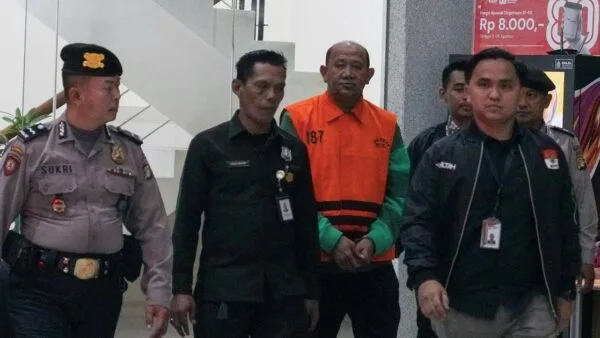 Juru Bicara KPK Budi Prasetyo bersama tim penyidik saat menggelar konferensi pers pengumuman status tersangka Bupati Langkat di Gedung Merah Putih KPK.