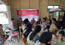 Gelar Jumat Curhat Bersama Mahasiswa KKN UGM, Polsek Jemaja Bahas Rencana Program Bank Sampah Kapolsek Jemaja Iptu Sutomo saat berdialog santai dengan para mahasiswa KKN UGM dalam acara Jumat Curhat di Letung.