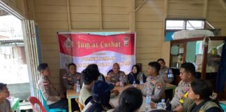 Gelar Jumat Curhat Bersama Mahasiswa KKN UGM, Polsek Jemaja Bahas Rencana Program Bank Sampah Kapolsek Jemaja Iptu Sutomo saat berdialog santai dengan para mahasiswa KKN UGM dalam acara Jumat Curhat di Letung.