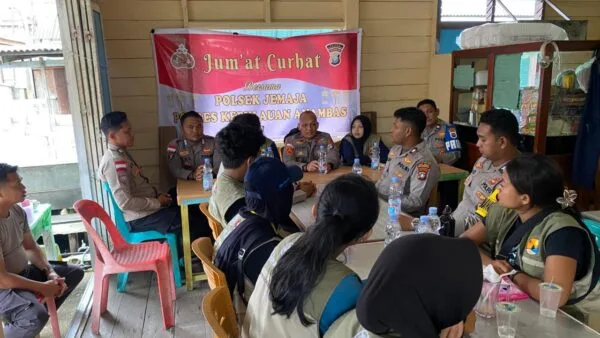 Kapolsek Jemaja Iptu Sutomo saat berdialog santai dengan para mahasiswa KKN UGM dalam acara Jumat Curhat di Letung.