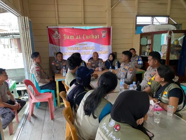 Kapolsek Jemaja Iptu Sutomo saat berdialog santai dengan para mahasiswa KKN UGM dalam acara Jumat Curhat di Letung.
