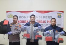 Kirim Senpi Rakitan Lewat Travel, Penjahat Asal Serang Diringkus Polisi di Cikarang Kapolsek KSKP Bakauheni AKP Fransiskus Yepta Terang Ginting saat menunjukkan barang bukti senpi rakitan jenis revolver dan amunisi aktif.