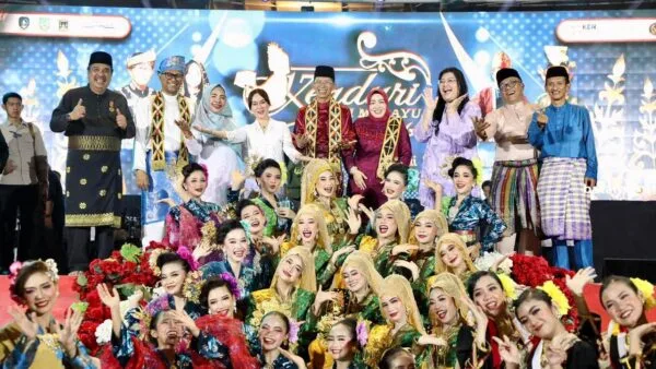 Wali Kota Batam Amsakar Achmad dan Wakil Wali Kota Li Claudia Chandra berfoto bersama penari malam pembukaan Kenduri Seni Melayu 2026.