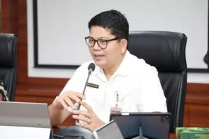 Kepala Diskominfo Kota Batam Rudi Panjaitan memberikan keterangan pers klarifikasi pelurusan disinformasi anggaran belanja jasa pengemudi pelayanan publik.
