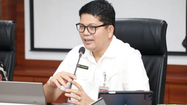 Kepala Diskominfo Kota Batam Rudi Panjaitan memberikan keterangan pers klarifikasi pelurusan disinformasi anggaran belanja jasa pengemudi pelayanan publik.