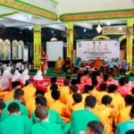 Ketua TP-PKK Batam Erlita Amsakar berdialog dengan siswi peserta pembinaan budi pekerti di Belakangpadang