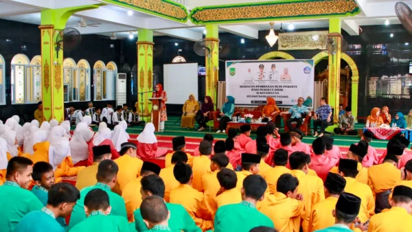 Ketua TP-PKK Batam Erlita Amsakar berdialog dengan siswi peserta pembinaan budi pekerti di Belakangpadang
